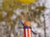 manualidad infantil para fabricar un conejo de pascua volando en un globo aerostatico