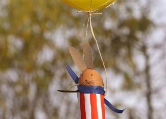 manualidad infantil para fabricar un conejo de pascua volando en un globo aerostatico