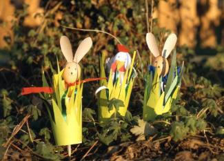 Manualidad infantil para fabricar conejos de pascua y gallina de primavera