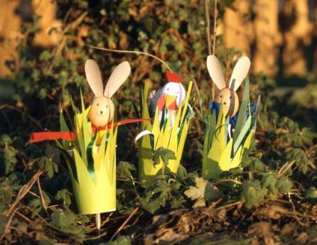 Conejos de Pascua y gallina de primavera: manualidad para niños