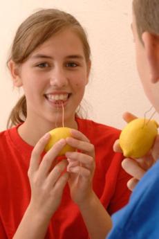 Fabricar una pila con limones: experimento para niños