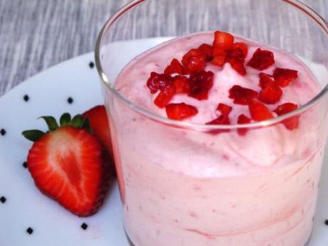 Mousse de fresas con nata: receta para cocinar con niños