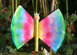 Manualidad infantil para fabricar una mariposa brillante