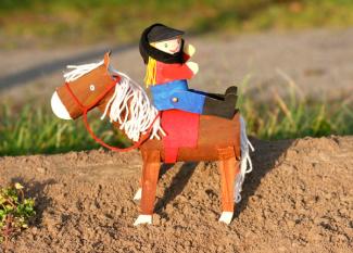 Manualidad infantil para fabricar un jinete y su caballo