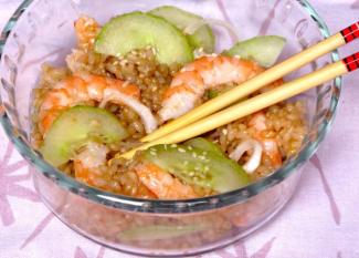 Receta infantil de ensalada de arroz con gambas al estilo sushi
