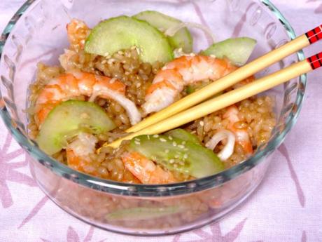 Receta de ensalada de arroz y gambas al estilo sushi
