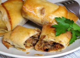 Receta infantil de rollitos de hojaldre rellenos de carne y champinones