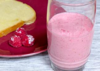 Receta infantil de batido de frambuesa y plátano