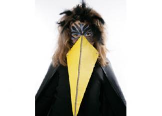 Manualidad infantil para fabricar un disfraz de cuervo para halloween