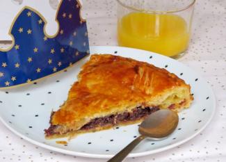 Receta infantil de tarta de Reyes de chocolate para Navidad