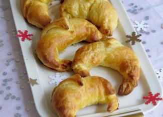 Receta infantil de cruasanes de salmón y gambas