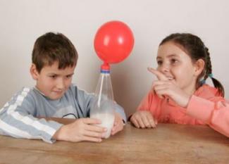 Experimento infantil de inflar un globo sin soplar