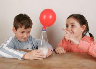 Experimento infantil de inflar un globo sin soplar