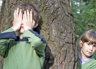 Juego del escondite. Juegos tradicionales para niños