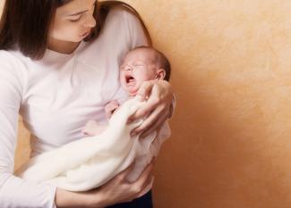 coger en brazos al bebe cuando llora