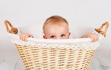 Precauciones a tener con los bebés curiosos
