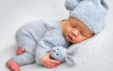 Mi bebé quiere dormir boca abajo, ¿es peligroso?