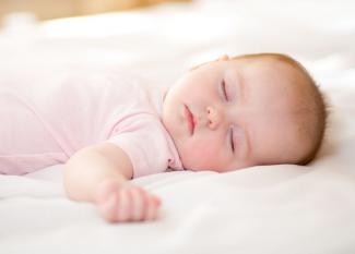 Cómo ayudar a dormir a tu bebé cuando hace mucho calor