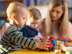 cuidadora o escuela infantil