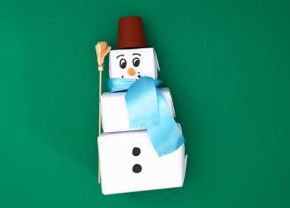 Muñeco de nieve con papel. Manualidades infantiles de Navidad