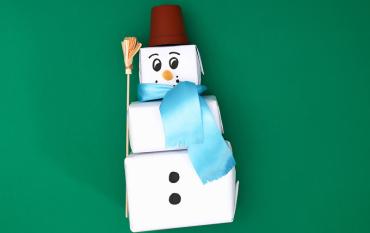 Muñeco de nieve con papel. Manualidades infantiles de Navidad