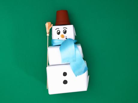 Muñeco de nieve con papel. Manualidades infantiles de Navidad