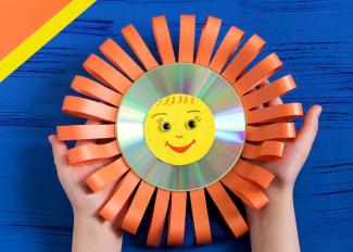 Sol decorativo. Manualidades con CDs reciclados para niños