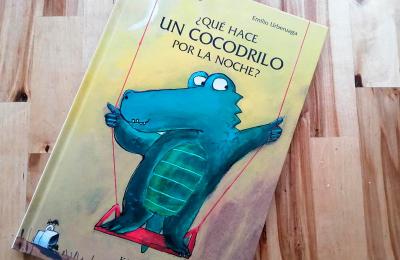 ¿Qué hace un cocodrilo por la noche?