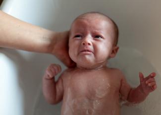 Cuando al bebé no le gusta el baño