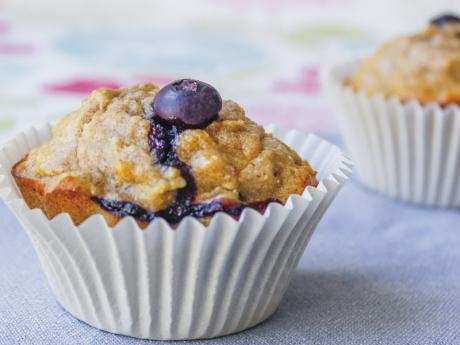 Muffins de manzana y arándanos. Dulces sin azúcar para toda la familia