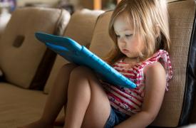El excesivo uso de las pantallas y los problemas del lenguaje en la infancia