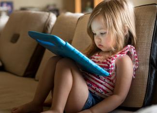 Riesgos del excesivo uso de las pantallas en la infancia