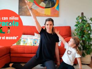 Tocar la Tierra, postura de yoga para niños