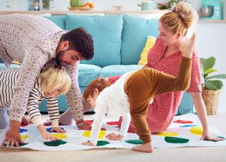 Familia jugando