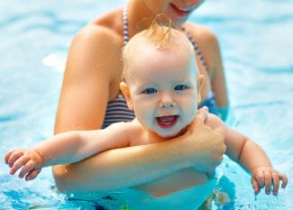 cuándo meter al bebé en la piscina