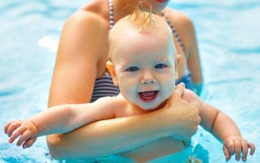 ¿Cuándo puedo meter a mi bebé en la piscina?