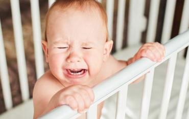 Por qué mi bebé se da golpes a sí mismo en la cabeza