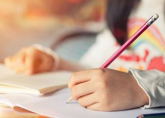 Cómo ayudar a un niño zurdo a escribir 
