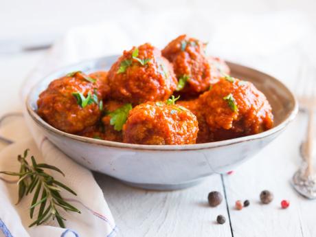 Albóndigas con tomate. Recetas tradicionales para toda la familia