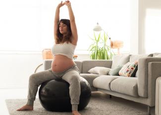 Cómo inducir el parto en casa (ejercicios que ayudan)