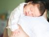 Cómo hacer eructar al bebé si se ha dormido