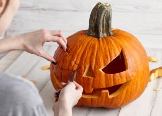 Guía para vaciar una calabaza de Halloween