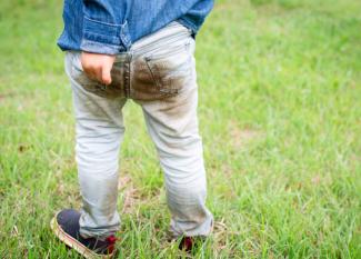 Una buena solución para eliminar manchas difíciles de la ropa de tus hijos