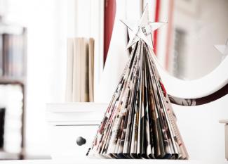 Árbol de Navidad con una revista. Manualidades de reciclaje