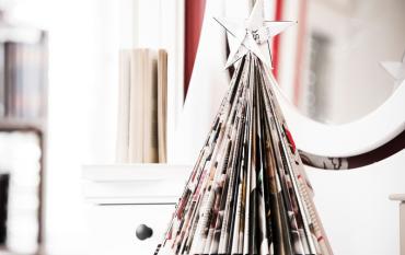 Árbol de Navidad con una revista. Manualidades de reciclaje