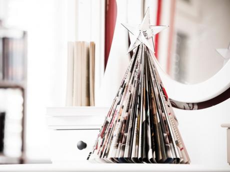 Árbol de Navidad con una revista. Manualidades de reciclaje