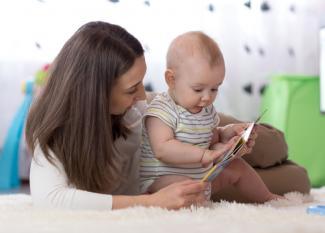 Estimular al bebé con el libro adecuado en el momento ideal