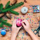 Bola de Navidad con lentejuelas. Divertidas manualidades para niños