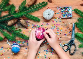 Bola de Navidad con lentejuelas. Divertidas manualidades para niños