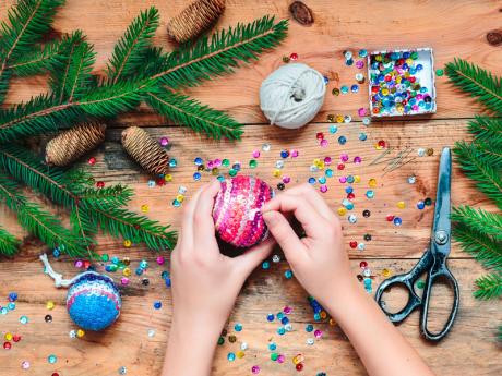 Bola de Navidad con lentejuelas. Divertidas manualidades para niños